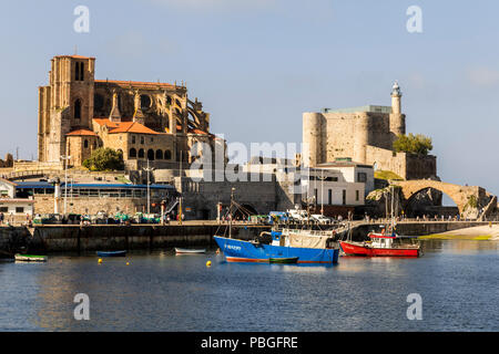 Castro Urdiales, Espagne. Vues de Santa Maria de la Asunción Église et château de Santa Ana dans le phare de la Vieille Ville Banque D'Images