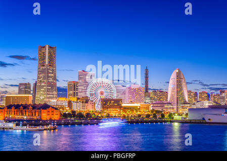 Yokohama, Japon, ville de la baie au crépuscule. Banque D'Images