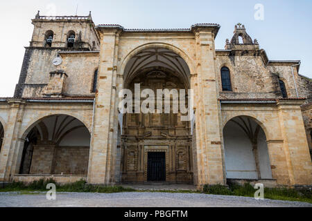 Guriezo, Espagne. La Iglesia de San Vicente de la Maza, une église du 16ème siècle dans la ville de Rioseco en Cantabrie Banque D'Images