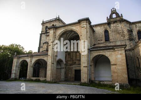 Guriezo, Espagne. La Iglesia de San Vicente de la Maza, une église du 16ème siècle dans la ville de Rioseco en Cantabrie Banque D'Images