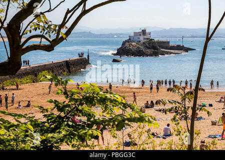 Santander, Espagne. Vues de la foule du Playa de los Peligros beach et l'île de la Torre (Tower Island) Banque D'Images