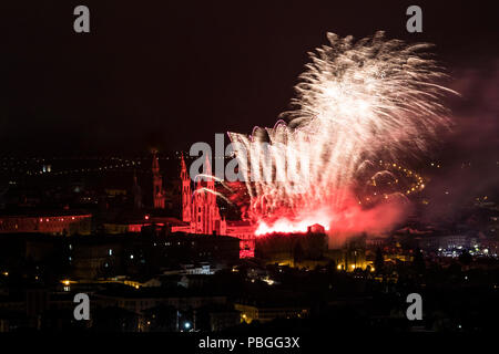 Santiago de Compostela, Espagne. D'artifice au-dessus de la cathédrale de Saint Jacques en l'honneur de la journée de festival 2018 St James (Dia del Apostol) dans Banque D'Images