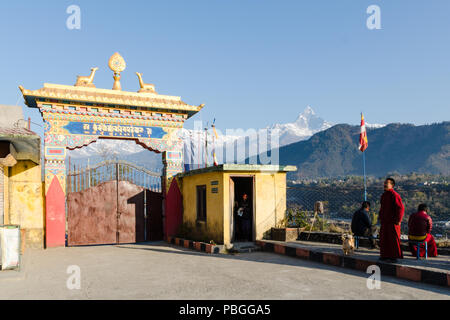 Entrée de Pema Ts'al Sakya Institut monastique et à l'arrière-plan la montagne de l'Annapurna, Pokhara, Népal Banque D'Images