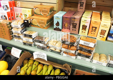 Des paquets de biscuits pour la vente dans un pays farm shop, Morcombelake, Dorset, UK - John Gollop Banque D'Images