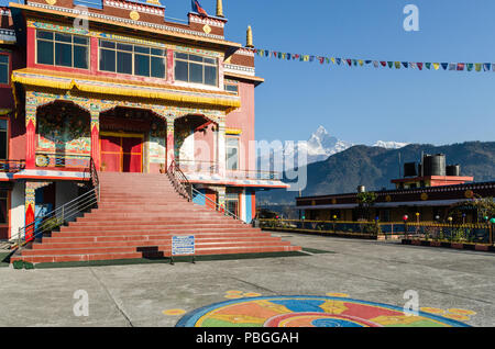 Pema Ts'al Sakya Institut monastique et à l'arrière-plan la Montagne de l'Annapurna, Pokhara, Népal Banque D'Images