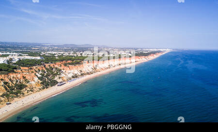 Vue aérienne de la plage de l'Algarve. Belle plage de Falesia de dessus au Portugal. La vocation d'été Banque D'Images