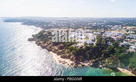 Belle plage de Falesia au Portugal vu de la falaise Banque D'Images