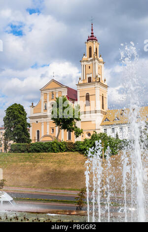 Vue à travers la fontaine de l'église catholique de la découverte de la Sainte Croix (Bernardine) à Grodno, Bélarus Banque D'Images