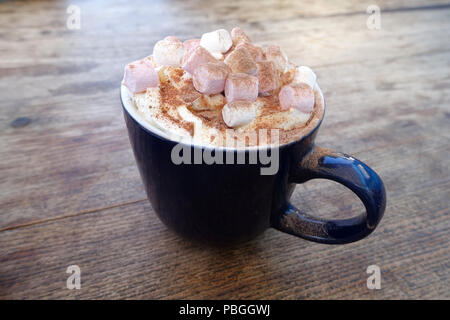 Boire un chocolat chaud avec des guimauves dans bleu mug Banque D'Images