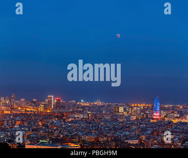 Éclipse lunaire totale sur Barcelone en juillet 27,2018 Banque D'Images