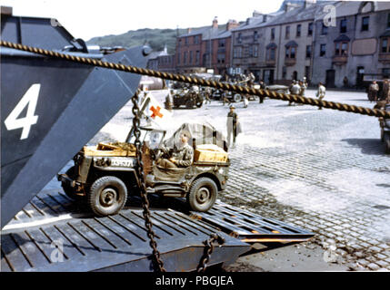 Jeeps roulant dans les portes ouvertes d'un L.C.T. dans un port de Bretagne en préparation pour le D-Day. Banque D'Images