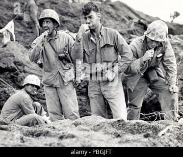 Marine Corps correspondants et photogs brosser leurs dents sur Iwo Jima Banque D'Images