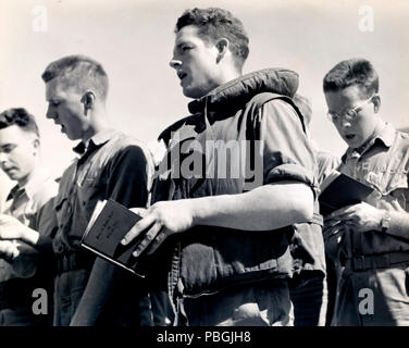 Un marine américain chante des chansons à bord d'un transport dans le pacifique sud port life preserver Banque D'Images
