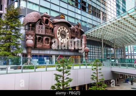 Ni-Tele vraiment Grand Réveil ou horloge Ghibli géant, la plus grande horloge animée dans le monde, en face de la Nippon Television Tower, Tokyo, Japon Banque D'Images