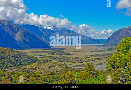 La Hooker Valley en Nouvelle Zélande vue depuis le sentier de Sealy Tarns Banque D'Images