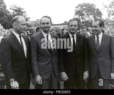 (5 novembre 1969) Le président Nixon répond aux astronautes d'Apollo 11, Neil A. Armstrong, Edwin E. Aldrin, Jr, et Michael Collins, sur la pelouse de la Maison Blanche à leur retour de leur visite à l'échelle mondiale. Banque D'Images