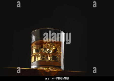 Verre de whisky Bourbon whiskey sur thème sombre et rustique Banque D'Images