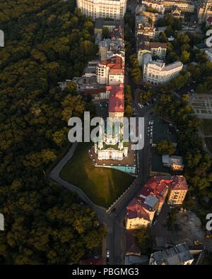 Panorama de la ville de Kiev avec les dômes de Eglise de Saint-André au premier plan, le quartier historique de Podol et le Dniepr dans le dos Banque D'Images