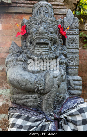 Guard statue en vérifié ensemble près de temple hindou, Buruan, Bali, Indonésie Banque D'Images