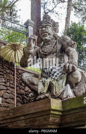 Guardian statue au Temple Hindou Balinais Pura Tirta Empul, Tampaksiring, Bali, Indonésie. Banque D'Images