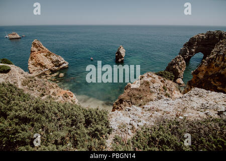 Vue aérienne d'arches naturelles emblématiques de Praia da Marinha en Algarve, Portugal, Europe. Rayons sur la plage de Marinha, l'un des 100 plus beaux beac Banque D'Images