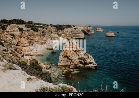 Vue aérienne d'arches naturelles emblématiques de Praia da Marinha en Algarve, Portugal, Europe. Rayons sur la plage de Marinha, l'un des 100 plus beaux beac Banque D'Images