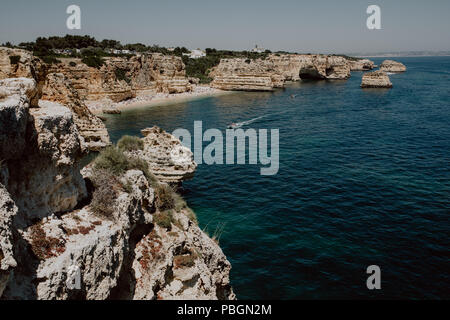 Vue aérienne d'arches naturelles emblématiques de Praia da Marinha en Algarve, Portugal, Europe. Rayons sur la plage de Marinha, l'un des 100 plus beaux beac Banque D'Images