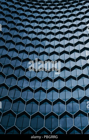 Fenêtres en verre hexagonal moderne sur office building Banque D'Images