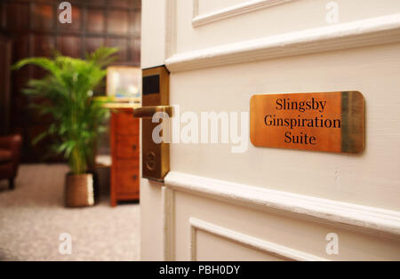 Gin Slingsby et Hotel du Vin se sont associés pour créer une série de suites somptueuses, inspiré par Slingsby's gin primé et les 24 plantes utilisées pour le créer. Les suites disposent d'Ginspiration Slingsby une expérience de l'hôtel, avec chaque élément de la chambre - de l'ameublement, à vivre les botaniques, d'un mini-bar et de cuivre - détails avec le commissaire soigneusement à l'esprit amateur de gin. Le Slingsby Ginspiration Suites sont disponibles pour la réservation à l'Hotel du Vin propriétés de Wimbledon, Brighton, Birmingham, York et Harrogate du 25 juin - 30 septembre. Pour réserver, veuillez voir : Banque D'Images