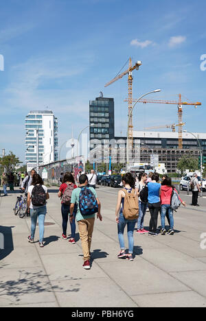 Les touristes à la East Side Gallery à Berlin Banque D'Images