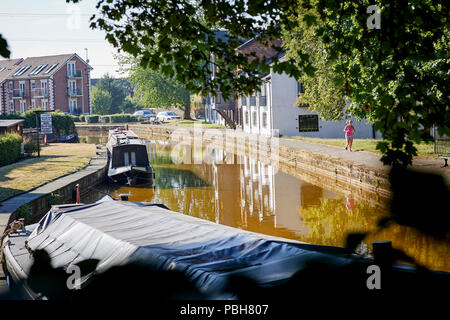 Worsley canal de Bridgewater narrowboats reflétant dans l'eau rouge Banque D'Images