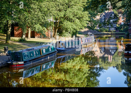 Worsley canal de Bridgewater narrowboats reflétant dans l'eau claire Banque D'Images