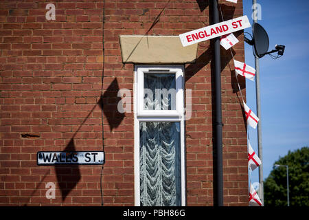 Pays de Galles Street in Oldham, gtr Manchester a changé de nom à la rue de l'Angleterre pour la Coupe du Monde 2018 Banque D'Images