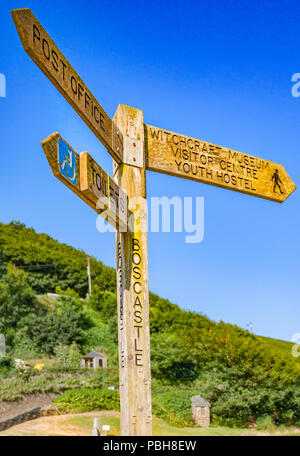 Panneau pour les attractions de Boscastle, pointant à la sorcellerie, Musée et centre des visiteurs de l'auberge de jeunesse. Banque D'Images