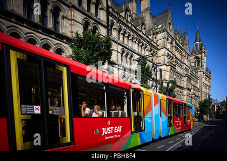 Architecte Alfred Waterhouse Manchester town hall le long de Princes Street dans le centre-ville de Manchester avec juste manger metro link annonce tramway Banque D'Images