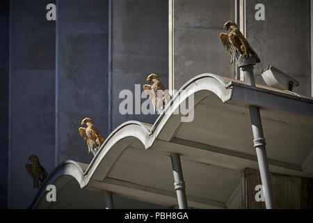 Le centre-ville de Manchester, le Tribunal de la Couronne Crown Square. eagle au fil des sculptures de grande entrée non utilisée Banque D'Images