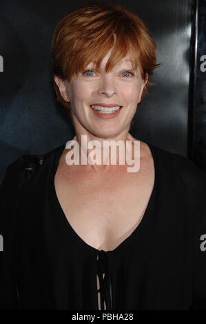 Frances Fisher arrivant à l'un des drapeaux de nos pères une première mondiale à l'Academy of Motion Pictures and Sciences à Los Angeles. contactFisherFrances oeil sourire headshot047 Red Carpet Event, Vertical, USA, Cinéma, Célébrités, photographie, Bestof, Arts, Culture et divertissement, Célébrités Topix fashion / Vertical, Best of, événement dans la vie d'Hollywood, Californie - Tapis rouge et en backstage, USA, Cinéma, Célébrités, cinéma, télévision, Célébrités célébrités musique, photographie, Arts et culture, Bestof, divertissement, Topix headshot, vertical, une personne, à partir de l'an 2006, Banque D'Images