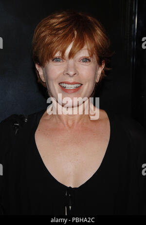 Frances Fisher arrivant à l'un des drapeaux de nos pères une première mondiale à l'Academy of Motion Pictures and Sciences à Los Angeles. contactFisherFrances oeil sourire headshot049 Red Carpet Event, Vertical, USA, Cinéma, Célébrités, photographie, Bestof, Arts, Culture et divertissement, Célébrités Topix fashion / Vertical, Best of, événement dans la vie d'Hollywood, Californie - Tapis rouge et en backstage, USA, Cinéma, Célébrités, cinéma, télévision, Célébrités célébrités musique, photographie, Arts et culture, Bestof, divertissement, Topix headshot, vertical, une personne, à partir de l'an 2006, Banque D'Images