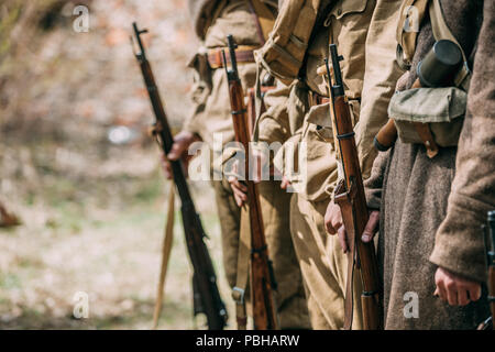 Close Up of de reconstitution historique habillés en soldats d'infanterie soviétique de la Seconde Guerre mondiale Armes FUSILS tient dans les mains. L'article Des soldats russes. Banque D'Images