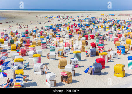 De nombreuses tentes colorées et chaises de plage sur l'île de Borkum en Allemagne Banque D'Images