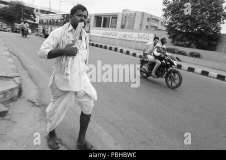 L'homme indien en robe traditionnelle indienne en marchant dans la rue à Hyderabad, Inde Banque D'Images