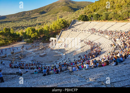 Préparatifs avant la performance au théâtre antique d'Epidaure en Péloponnèse, Grèce. Construit au 4ème siècle avant J.-C. et il est également célèbre. Banque D'Images