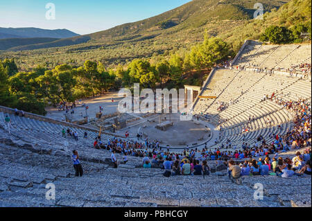 Préparatifs avant la performance au théâtre antique d'Epidaure en Péloponnèse, Grèce. Construit au 4ème siècle avant J.-C. et il est également célèbre. Banque D'Images