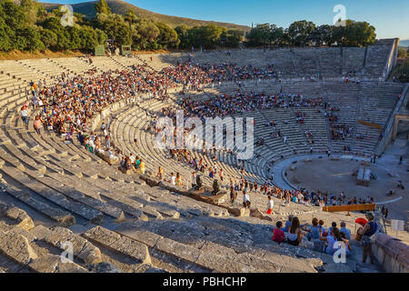 Préparatifs avant la performance au théâtre antique d'Epidaure en Péloponnèse, Grèce. Construit au 4ème siècle avant J.-C. et il est également célèbre. Banque D'Images