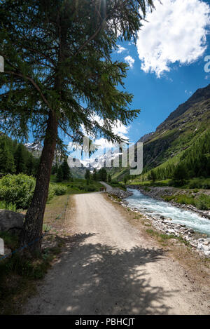 Entrée du Parc National du Gran Paradiso, le chemin de la cabane de haute montagne Vittorio Emanuele II,Valsavarenche valley , Vallée d'aoste, Italie Banque D'Images