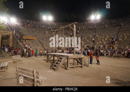 Préparatifs avant la performance au théâtre antique d'Epidaure en Péloponnèse, Grèce. Construit au 4ème siècle avant J.-C. et il est également célèbre. Banque D'Images