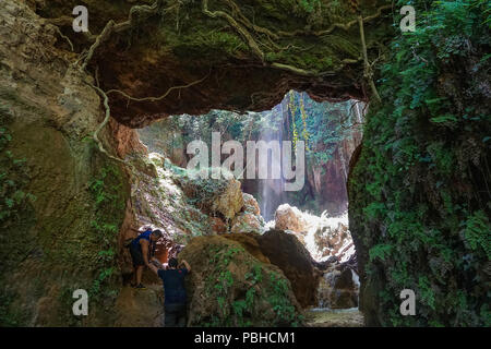 Dans la communauté d'Haravgi de la municipalité de Messine, se trouve Polylimnio, un complexe de nombreux lacs naturels, qui, en raison des inégalités du terrain. Banque D'Images