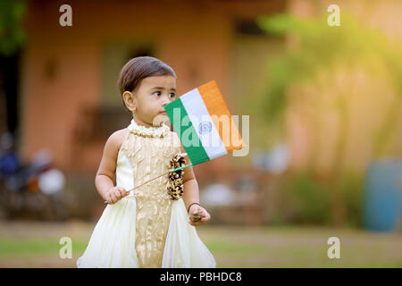 Indian Girl Child holding drapeau indien Banque D'Images