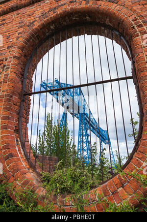 Transporter Bridge,Middlesbrough,Angleterre,UK vue à travers un trou dans un mur Banque D'Images