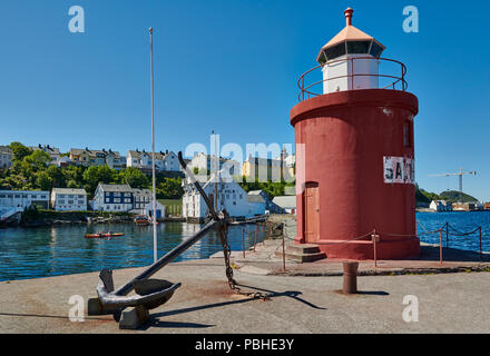 Phare et l'ancre à l'entrée du vieux port, Ålesund, Norvège, Europe Banque D'Images